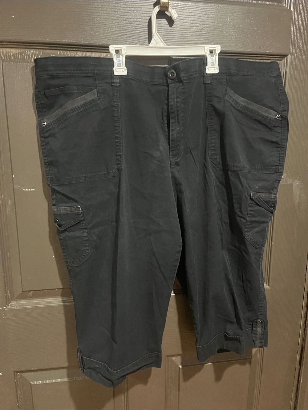 Gloria Vanderbilt Black Capri Pants with Silver Scroll Trim